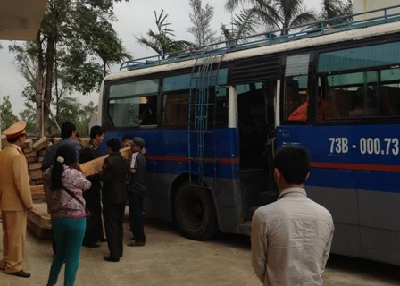 Bắt xe khách chở gỗ lậu ảnh 1